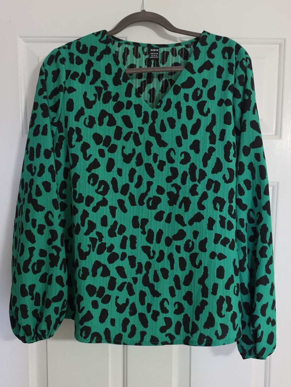 Green Animal Print V-Neck Long Sleeve Top - Picture 2 of 5